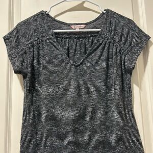 Juicy Couture Women ruched V-neck fine ribbed top short sleeve scoop hem size XS